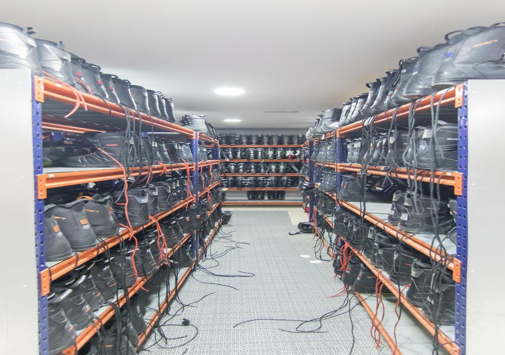 Albergue Inturjoven เซียร์ราเนบาดา ภายนอก รูปภาพ